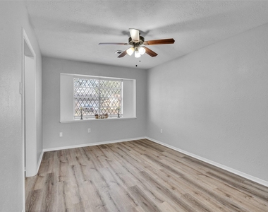 2305 Peach Lane - Photo Thumbnail 5