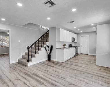 2305 Peach Lane - Photo Thumbnail 8