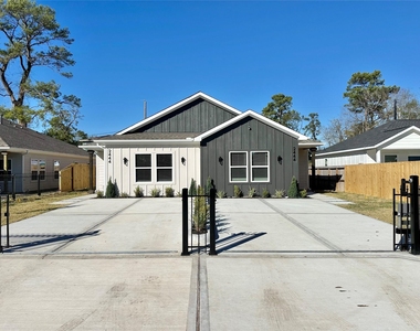2444 Carmel Street - Photo Thumbnail 2