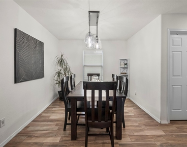 7806 Northfork Hollow Lane - Photo Thumbnail 5