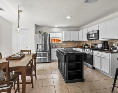 7806 Northfork Hollow Lane - Photo Thumbnail 4