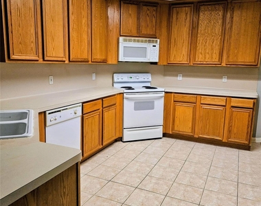 2419 Floral Ridge Drive - Photo Thumbnail 4
