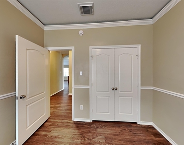 1835 Manor Drive - Photo Thumbnail 12