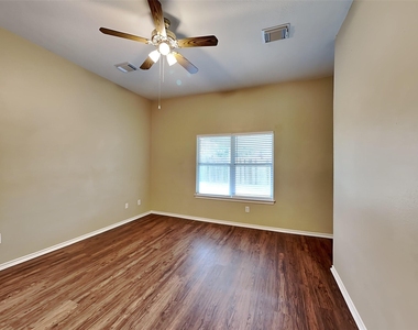 1835 Manor Drive - Photo Thumbnail 9