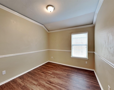 1835 Manor Drive - Photo Thumbnail 13