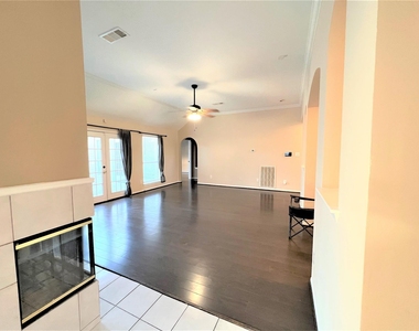 5407 Oak Cove Drive - Photo Thumbnail 4