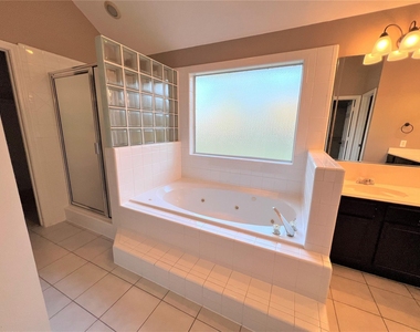 5407 Oak Cove Drive - Photo Thumbnail 12