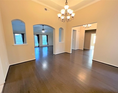5407 Oak Cove Drive - Photo Thumbnail 3