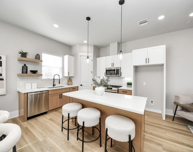1102 Mansfield Street - Photo Thumbnail 3