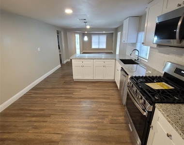 6810 Bleker Street - Photo Thumbnail 28