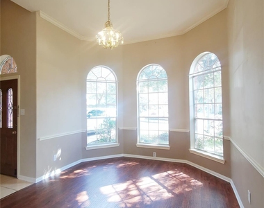 802 Portsmouth Drive - Photo Thumbnail 6