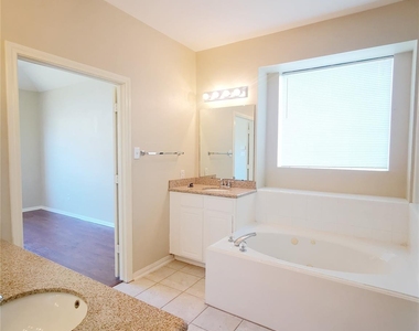 802 Portsmouth Drive - Photo Thumbnail 20