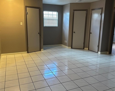 11807 Acadian Drive - Photo Thumbnail 3