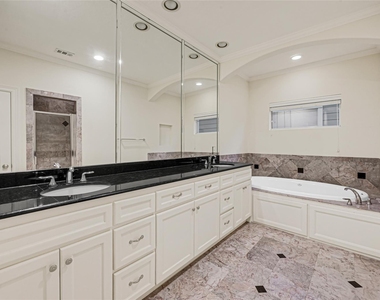 1402 Thompson Street - Photo Thumbnail 23