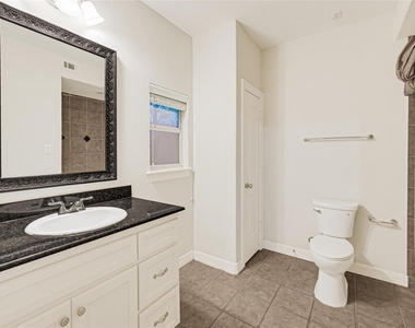 1402 Thompson Street - Photo Thumbnail 6