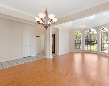 807 Presley Way - Photo Thumbnail 2