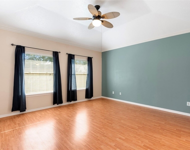 807 Presley Way - Photo Thumbnail 4