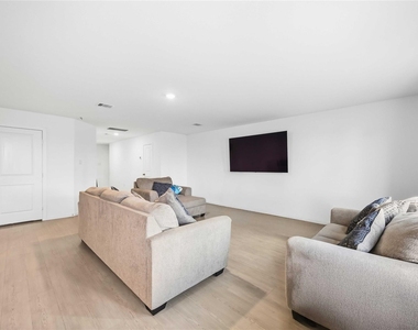 1146 Blue Stone Drive - Photo Thumbnail 4