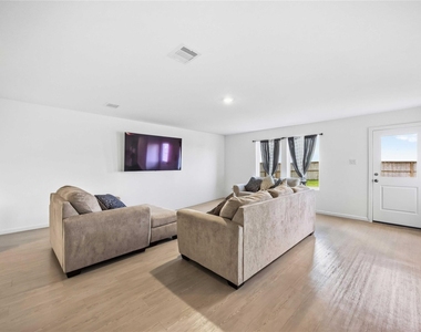 1146 Blue Stone Drive - Photo Thumbnail 3