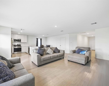 1146 Blue Stone Drive - Photo Thumbnail 5