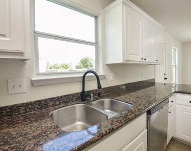 3906 Hollow Cove Lane - Photo Thumbnail 10