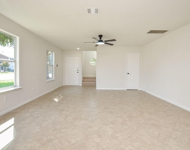 3906 Hollow Cove Lane - Photo Thumbnail 4