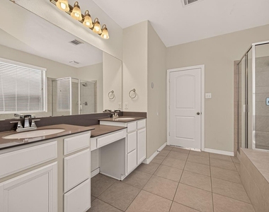 11202 Bluewater Lagoon Circle - Photo Thumbnail 7