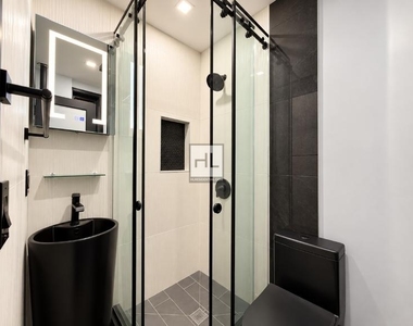 East 58 Street - Photo Thumbnail 4