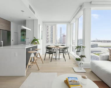 West 38th Street - Photo Thumbnail 3