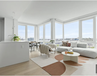 West 38th Street - Photo Thumbnail 2