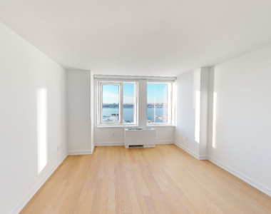 West 38th Street - Photo Thumbnail 3