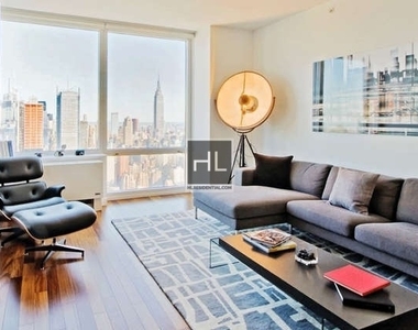 West 42 Street - Photo Thumbnail 1
