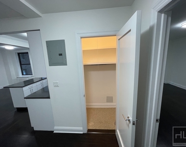 West 55 Street - Photo Thumbnail 3