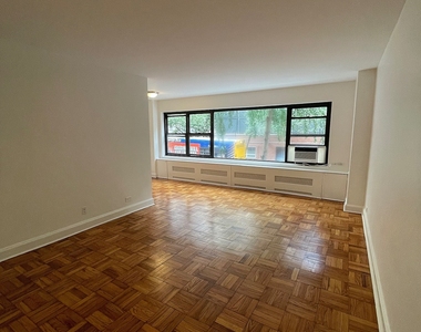 East 55 Street - Photo Thumbnail 3