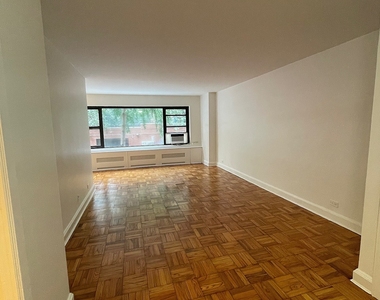 East 55 Street - Photo Thumbnail 4