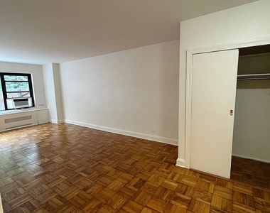 East 55 Street - Photo Thumbnail 5