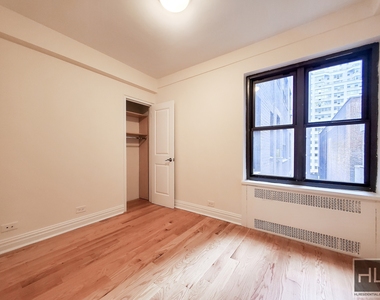 East 56 Street - Photo Thumbnail 4