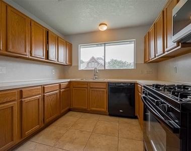 3007 Cloverdale - Photo Thumbnail 7