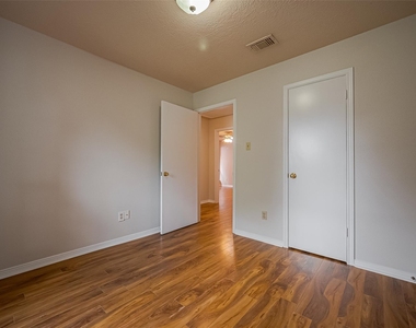 3007 Cloverdale - Photo Thumbnail 10