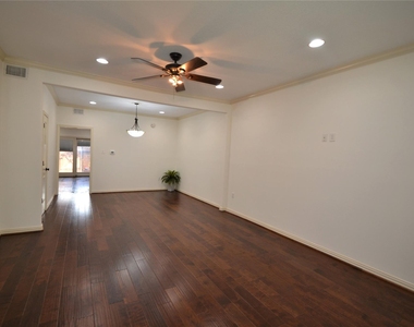 830 Threadneedle Street - Photo Thumbnail 1