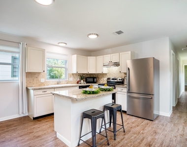 306 Foster Street - Photo Thumbnail 6