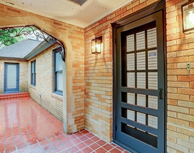 1903 W Walker Street - Photo Thumbnail 5
