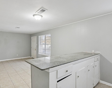 3635 N Macgregor Way - Photo Thumbnail 7