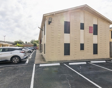 3635 N Macgregor Way - Photo Thumbnail 2