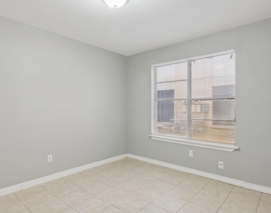 3635 N Macgregor Way - Photo Thumbnail 8