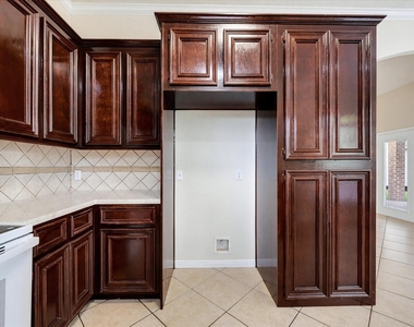 16739 Barcelona Drive - Photo Thumbnail 10