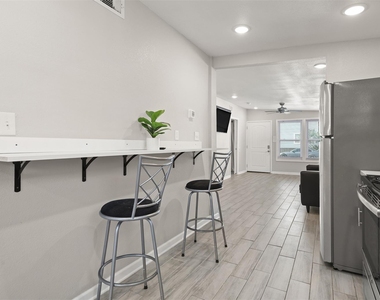 1028 Avenue K - Photo Thumbnail 2