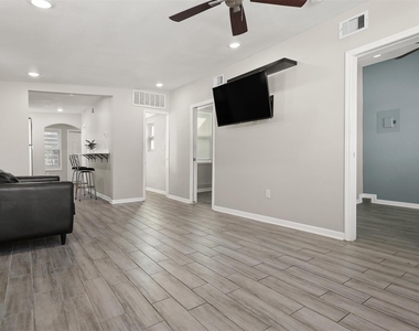 1028 Avenue K - Photo Thumbnail 7