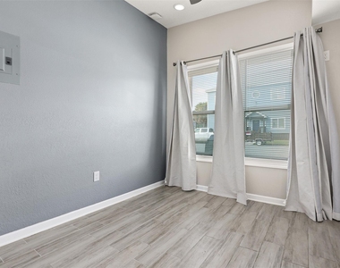 1028 Avenue K - Photo Thumbnail 8