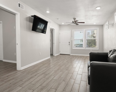 1028 Avenue K - Photo Thumbnail 4